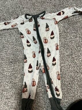 Gnome-Print Kids Footed One-Piece Pajamas in Cream and Green Trim